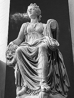 Photo en N&B d'une statue en marbre représentant une femme portant une toge et en position assise.