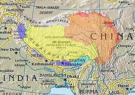 alt= Simbología ███ El «Gran Tíbet», como lo reclaman los grupos tibetanos del exilio. ████ Áreas autónomas tibetanas, según la designación china. ██ Región Autónoma del Tíbet, dentro de China. █ Parte controlada por China, reclamada por India como parte de Aksai Chin. █ Zona controlada por India, reclamada por China como Tíbet Sur. █ Otras áreas históricas dentro de la cultura tibetana.