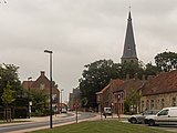 Vivenkapelle, la iglesia (Onze-Lieve-Vrouw-Geboortekerk) en la calle