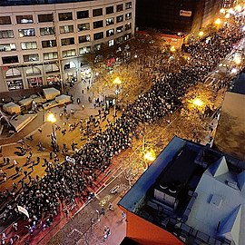 Foule à San Francisco protestant contre le président élu.