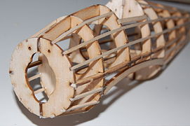 Marco de un aeroplano construido con varillas madera de balsa y fenolico cortado con láser.