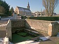 Waschhaus, im Hintergrund die Kirche Saint-Jean-Baptiste