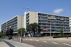 Flatgebouwen op pilotis aan de Homerusstraat Heerlen.jpg