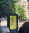 Publicidad de Amnistía Internacional en el centro de Helsinki durante la cumbre.