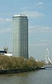 Vista della Millbank Tower dal ponte Vauxhall e il London Eye sullo sfondo