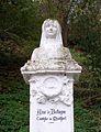 Buste d’Anne de Bretagne, comtesse de Montfort, à l'entrée du parc du château.