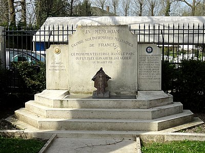 Le monument aux morts dédié aux infirmières de Pierrefonds (Oise), érigé en 1955[29].