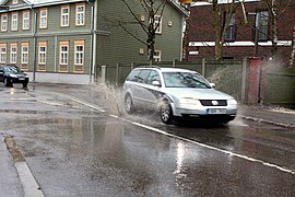 Porilombist läbi sõitev ja pritsiv sõiduauto. Tartu, Kroonuaia tänav, 2017. aasta aprill.jpg