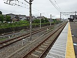 羽生方向。左から秩父鉄道秩父本線の本線、長瀞方面の連絡線、当駅3番線（2020年6月）