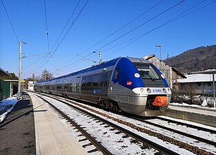 Un AGC avec la livrée TER et le logo Auvergne-Rhône-Alpes.