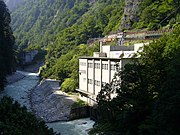 欅平駅ホーム南側のトロッコ電車と黒部川第三発電所。上流に新黒部川第三発電所。奥鐘橋からの展望。