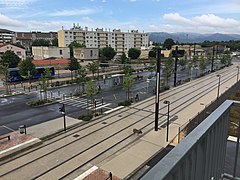 Pôle d'échange multimodal accolé à la gare.