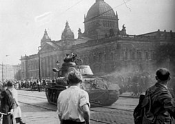 Sowjetischer Panzer vor dem Gebäude, um 17. Juni 1953