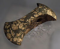 Double coated porphyry ax from Dala. / Double coated porphyry ax from Dala. / Dubbeleggad porfyryxa från Dala.