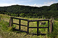 English: Wooden gate to the vineyard of "vulgo STAUPITZ", in the background the "Sattnitz" mountain range Deutsch: Holzgatter zum Weinberg von "vulgo STAUPITZ", im Hintergrund der Sattnitz-Rücken