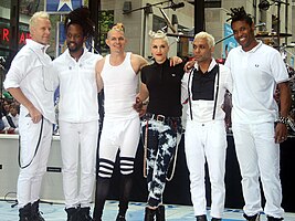 Kiri ke kanan: Tom Dumont (gitar), Stephen Bradley (horns & keyboard), Adrian Young (drums), Gwen Stefani (vokals), Tony Kanal (bass), and Gabriel McNair (horns & keyboard)