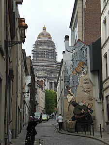 Façana d'un edifici que representa una escena d'Odilon Verjus al carrer dels Caputxins de Brussel·les