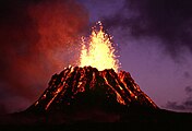 Kilauea es el volcán en escudo más activo del mundo. El volcán entró en erupción entre 1983 y 2018 y forma parte de la cadena de montes submarinos Hawái-Emperador