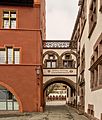 Der Durchgang zwischen dem alten (links) und dem neuen (rechts) Rathaus mit Blick auf den Rathausplatz