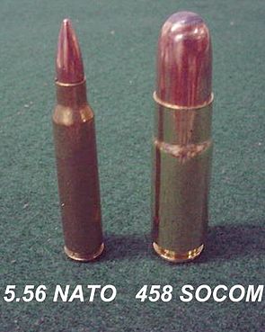 Slika streliva 55gr 5.56 NATO vs 500gr .458 SOCOM