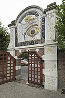 Zonnewijzer op de poort van het Prinsenhof in Groningen, bekend als de mooiste zonnewijzer van Nederland (1731)[17]