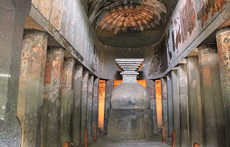 Shpella 9, një sallon i hershëm chaitya, me murale të mbijetuara dhe kolona të thjeshta tetëkëndore.