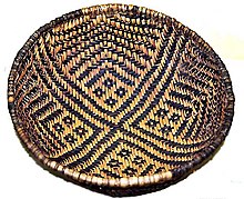 Imagen en color de una cesta tejida