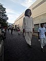 Una botarga con la imagen de Francisco Toledo caminando por la Ciudad de Oaxaca, México, 2018.