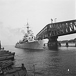 Hr.Ms. Jacob van Heemskerck passeert de brug (1945)