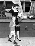 Grace Kelly och sonen Albert, sedermera Albert II av Monaco 1964.