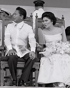 Imelda Marcos met echtgenoot bij een ceremonie op Clark Air Base in 1979