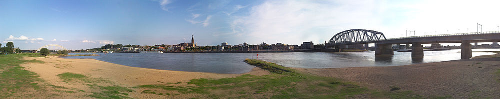 Zicht op Nijmegen vanaf het Waalstrand (Lentereiland)
