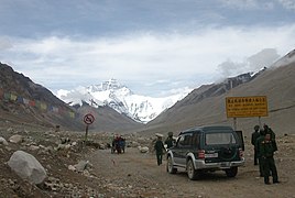 Rongbuk and Qomolongma in Tibet 01.jpg