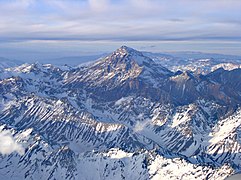 La monto Aconcagua, en la provinco Mendoza, kun 6960,8 metroj super la marnivelo la plej alta pinto de la mondo ekster Himalajo, krom esti la plej alta montopinto de la hemisferoj suda kaj okcidenta.
