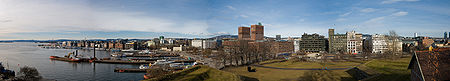 Panorama tatt fra Akershus festning over bebyggelsen i Vika i Oslo, med Tjuvholmen og Aker brygge i vest, rådhuset sentralt ved Rådhusplassen og Rådhusgata og Kontraskjæret i øst (foran til høyre). Foto: 2008