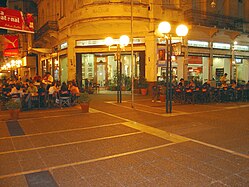 Vista nocturna de un bar en la peatonal San Martín