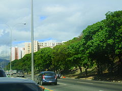 Edificios residenciales vía Venezuela 9 entrando a Caracas, Venezuela.jpg