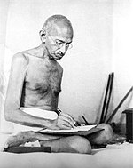 Gandhi skribante en Birla House, Mumbajo, aŭguste 1942.