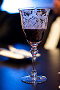 Vue d'un verre en cristal de Touraine-mesland rouge.