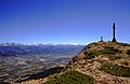 Cruz de Oroel con los Pirineos al fondo