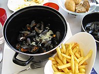 Moules-frites, Belçika mutfağına özgü midye ve patates kızartması ile yapılan bir yemektir.