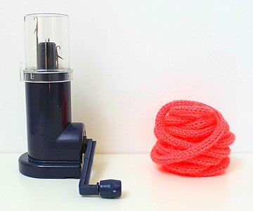 Narrow hand-cranked spool knitting machine