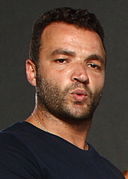 Nick Tarabay interprète Ashur