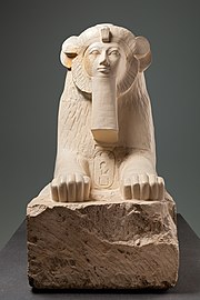 Beeld van kalksteen en gips van Hatsjepsoet als Sfinx met ongewone ronde oren en vijf tenen (ca. 1479-1458 v. Chr.) The MET
