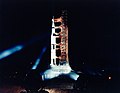 Nočný pohľad na raketu Saturn V na štartovacej rampe 39A