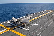 発艦のため滑走するF-35B。ショート・テイクオフ・ラインを越え、推力ノズルが下に向いている。