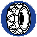 rundes Schild mit schwarz-weißem Reifen mit Schneeketten auf blauem Grund