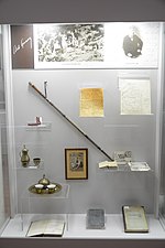 Vitrine avec des souvenirs liés à Stevan Sremac.