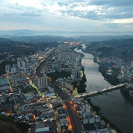 Vista aérea da cidade. A leste se vê a Ponte dos Arcos e bairros como Ano Bom, Vila Coringa, Vila Nova e Vista Alegre. A oeste a região central da cidade. Bem ao fundo é possível ver a Serra da Mantiqueira.