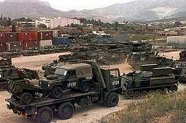 British Army vehicles in Croatia, 1996.jpg